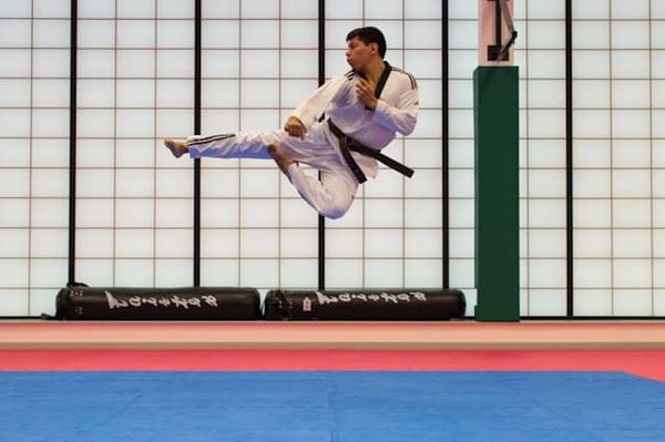 Comment le taekwondo influence-t-il le développement personnel des jeunes ?